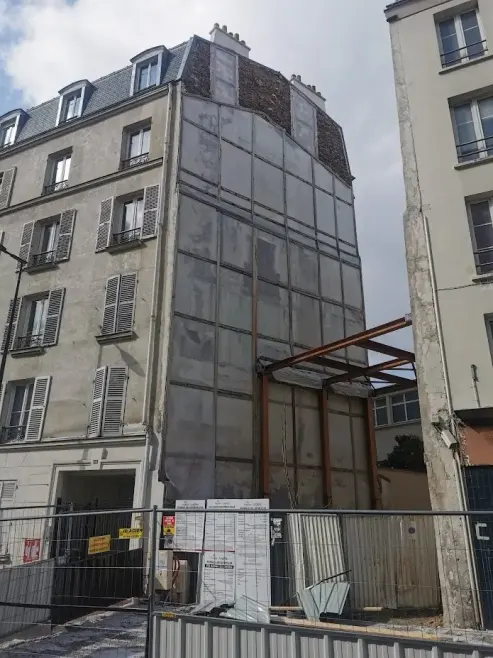 Surveillance du bâtiment adjacent pendant les travaux de démolition.