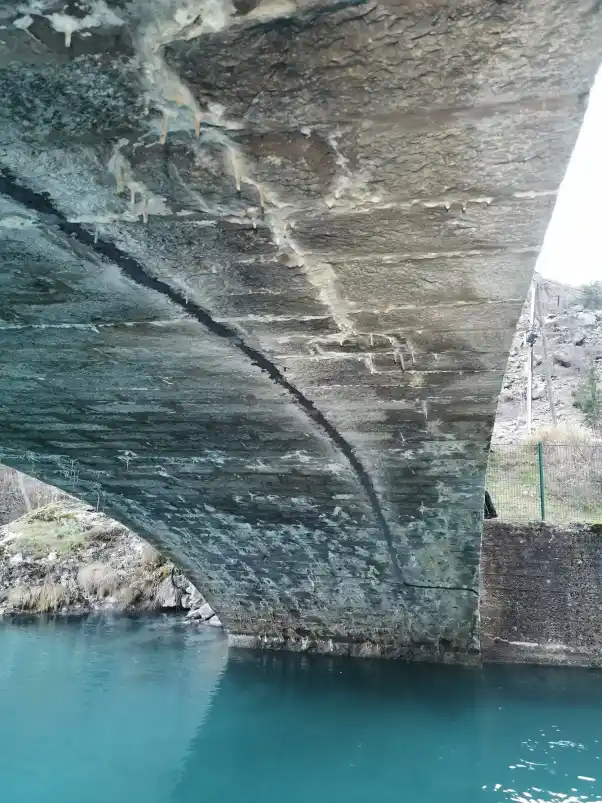 Gros plan de la structure de l'arche du pont et de la surface de l'eau